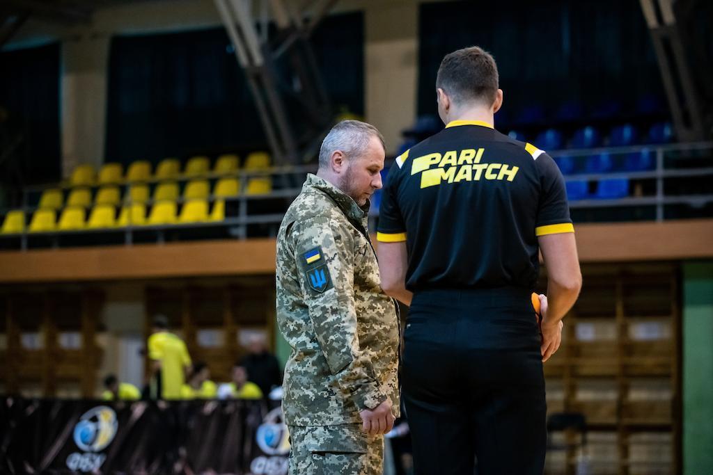Боєць ЗСУ зробив символічне вкидання перед першим матчем в Івано-Франківську